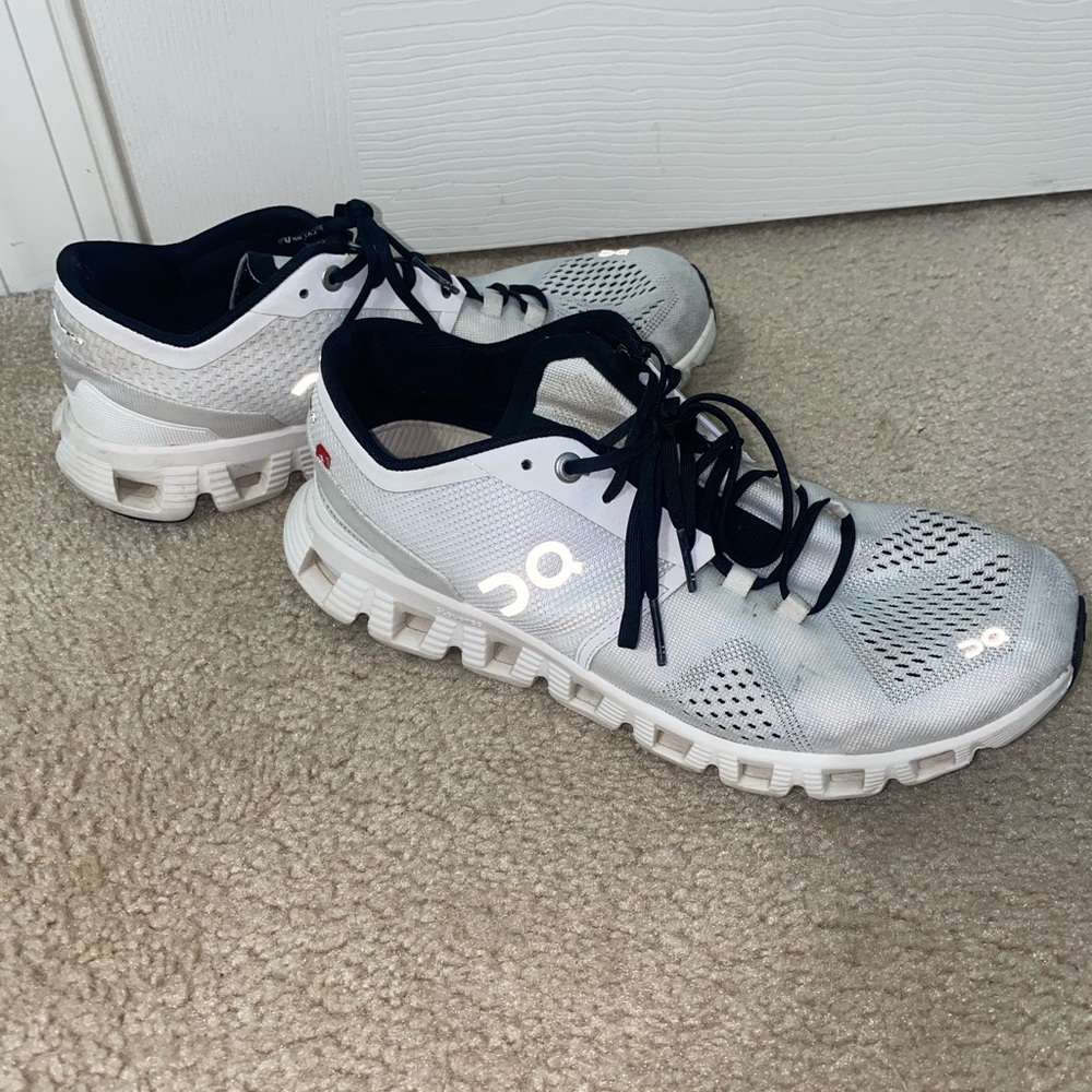 Oncloud sneaker!! size 8.5 US, very good condition.